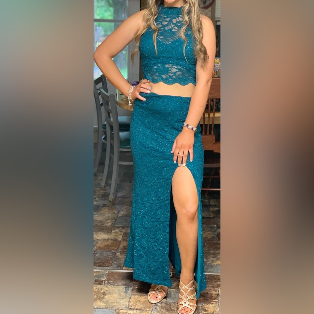 Blue prom dress more like teal!! Two piece, it’s very comfy and very stretchable - Picture 6 of 6